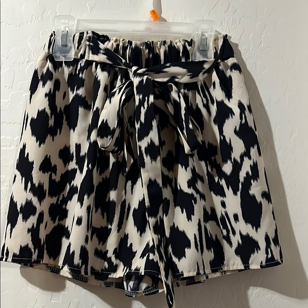 Stylish Black and White Women's Shorts from SHEIN EUC - Picture 2 of 4
